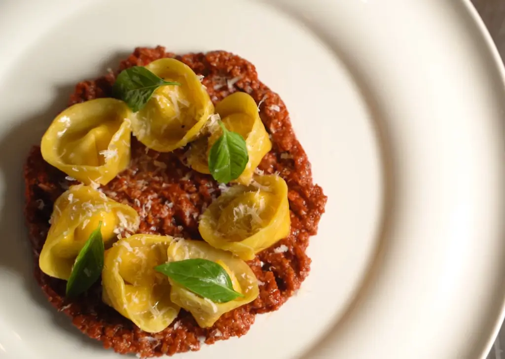 Tortellini Bolognese Recipe: Quick Italian Pasta for Every Family 5 tortelloni bolognese