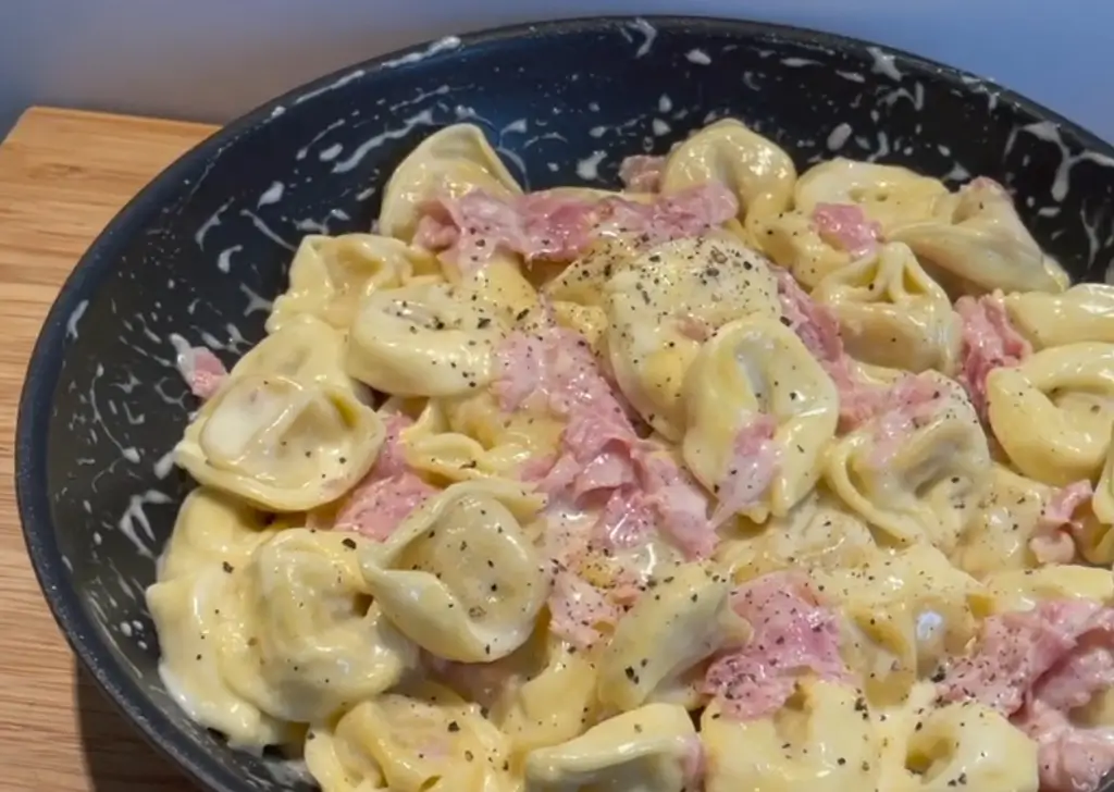 Tortellini alla Panna 6 tortellini with cream sauce